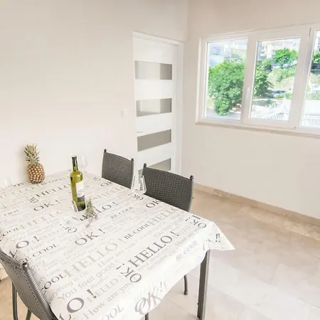 Apartment Holiday מאקרסקה