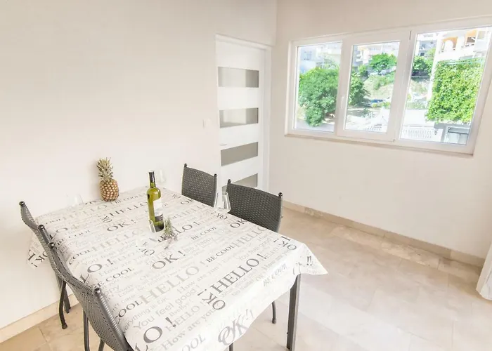Apartment Holiday מאקרסקה